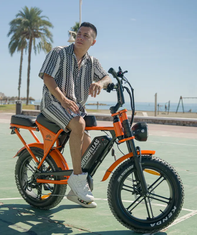 A rider setting off through Málaga on a DutchFellas e-bike
