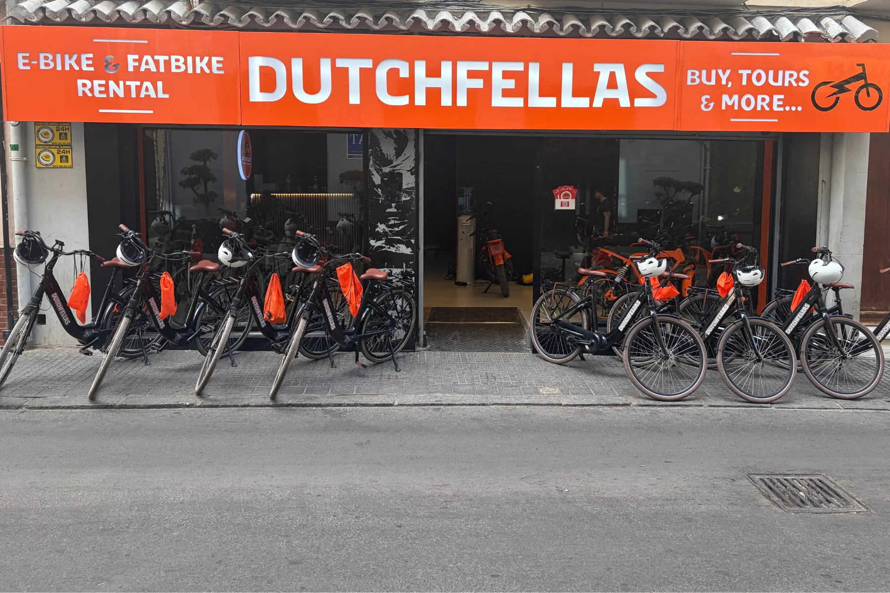 A DutchFellas rental bike on the beach in Málaga